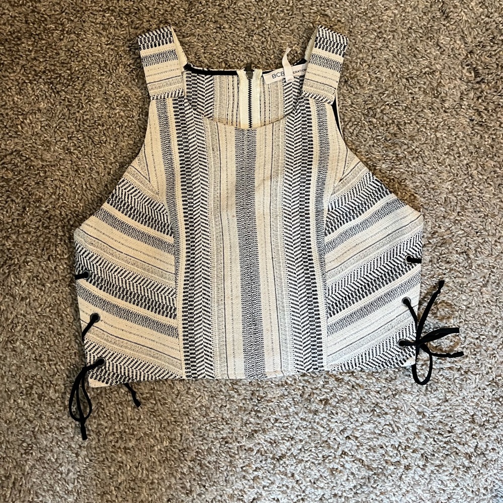 BCBG white and black cropped shirt